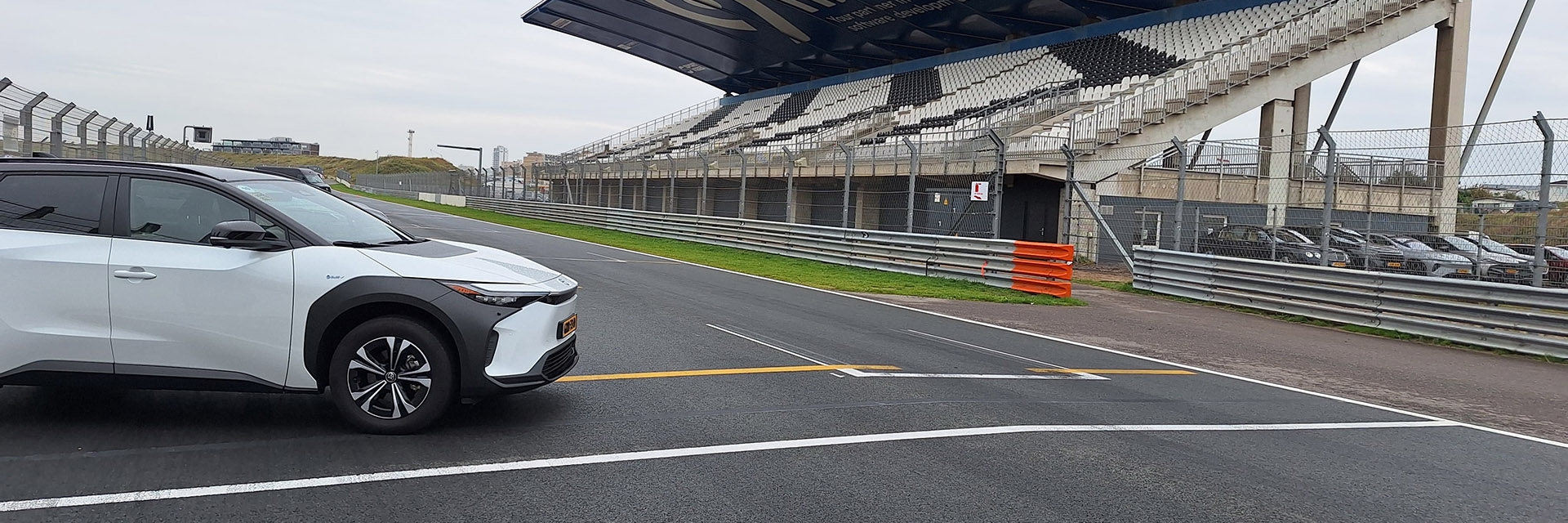 Toyota-bZ4x-zijkant-neus-circuit-EV-Experience-2025