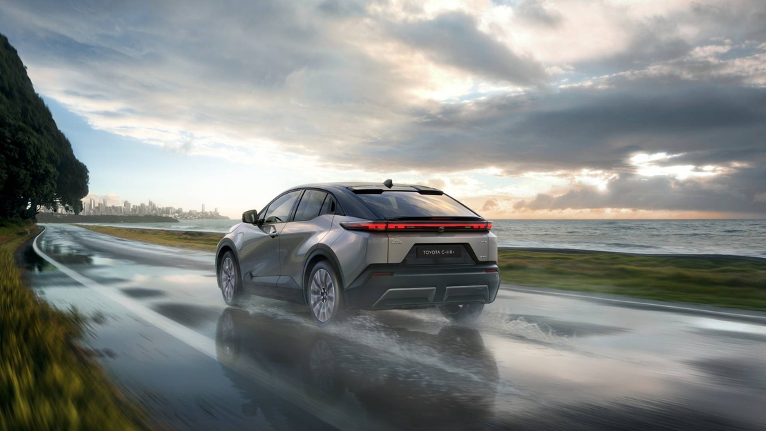Toyota-C-HR-Plus-exterieur-linksachter-dynamisch