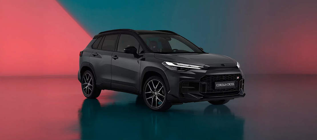 Toyota-Corolla-Cross-GR-Sport-rechter-vooraanzicht-stilstaand-exterieur (1)