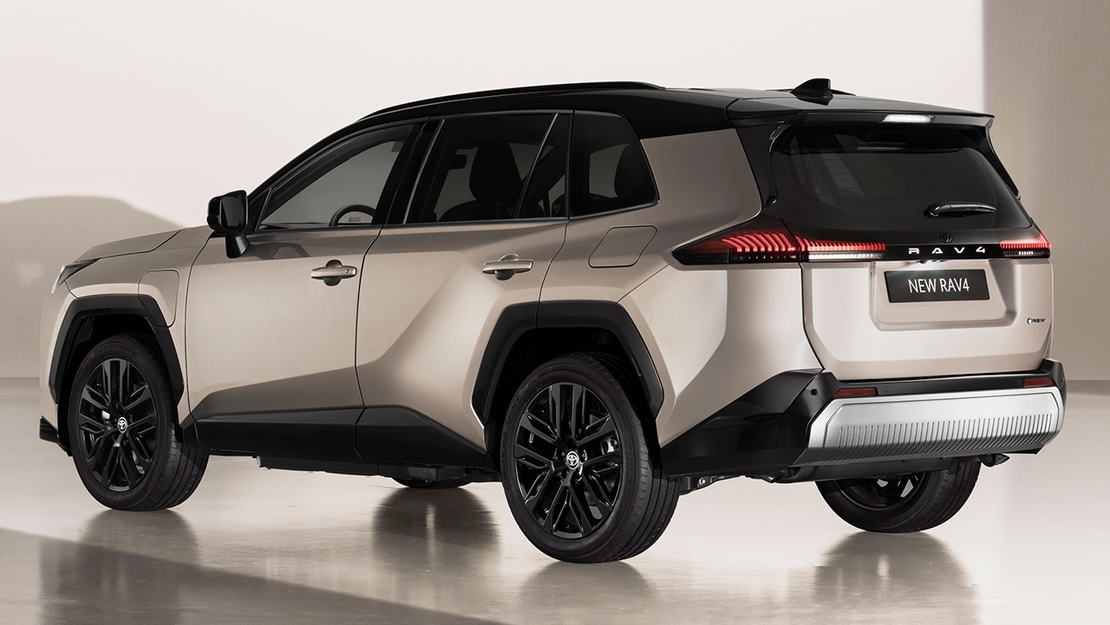 Toyota-RAV4-driekwart-achteraanzicht
