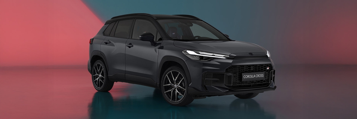 Toyota-Corolla-Cross-GR-Sport-rechter-vooraanzicht-stilstaand-exterieur