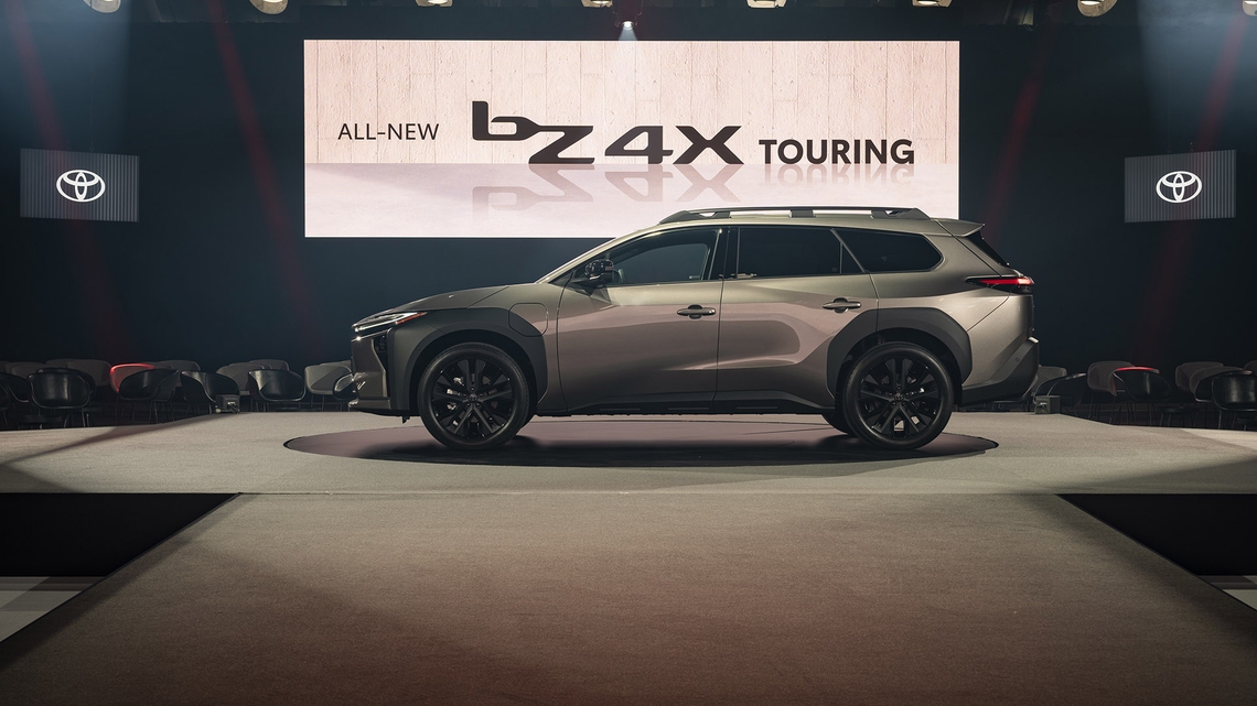 Toyota-bZ4X-Touring-op-podium-zijaanzicht