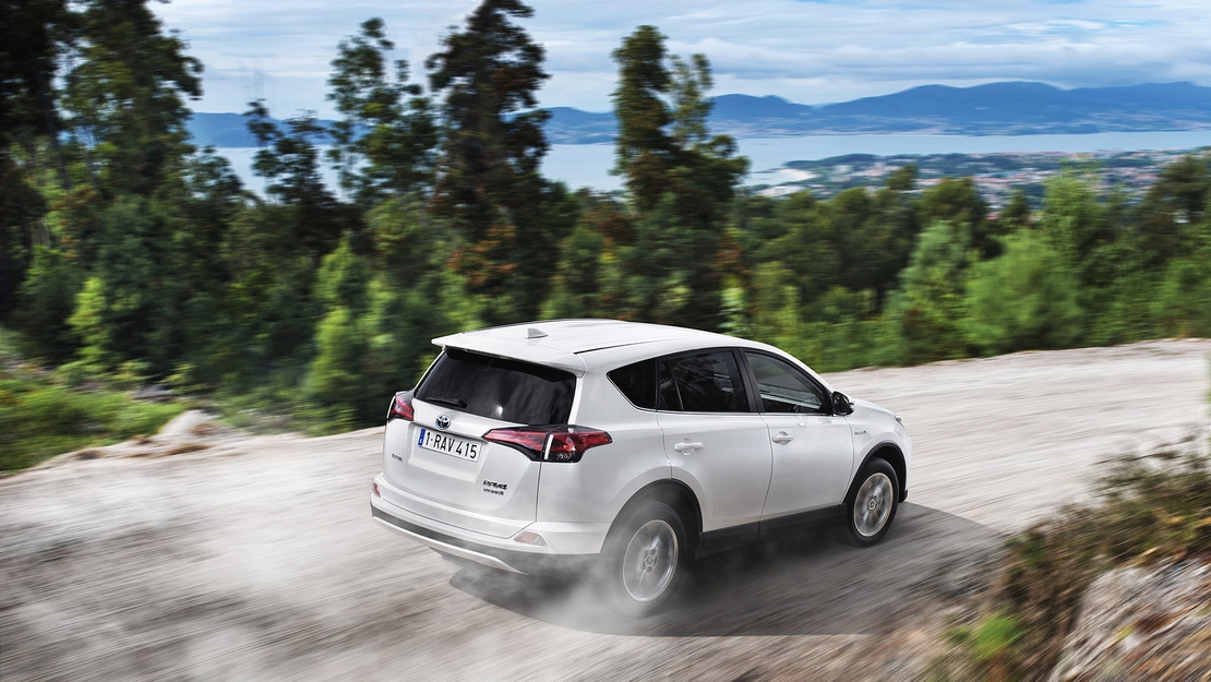 Toyota_RAV4-4de-generatie-exterieur-achteraanzicht-rijdend-wit